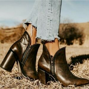 Freebird Jalessa. Dark Brown Leather Ankle Booties 
size 9